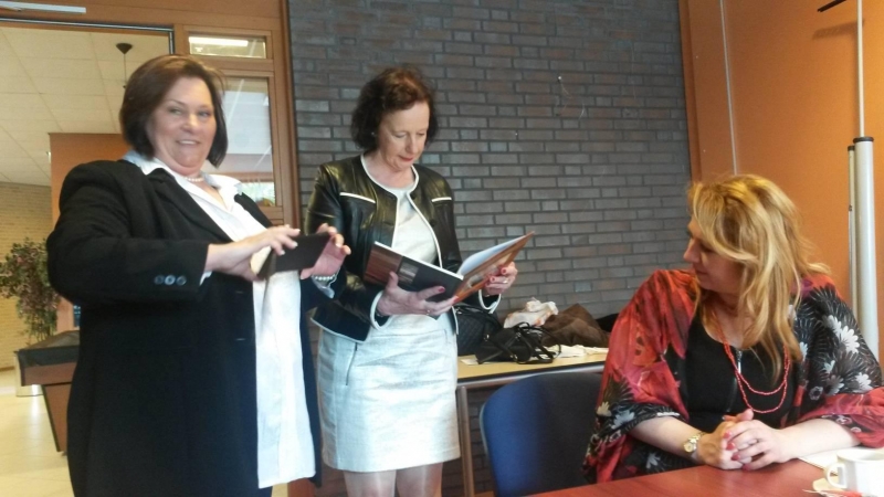 Sylwia Broncel overhandigt boek aan Loes Meeuwisse in aanwezigheid van MARZENA GRONOSTAJSKA van de Poolse ambassade Sylwia Broncel overhandigt boek aan Loes Meeuwisse in aanwezigheid van MARZENA GRONOSTAJSKA van de Poolse ambassade